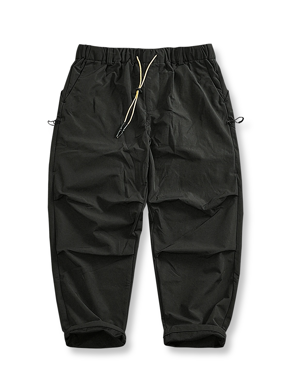 製品画像: 複合素材の加厚デザインが特徴の機能性ワークパンツ正面展示画像、アウトドアと日常使いに最適なアイテム。

詳細画像: ワークパンツのディテールアップ、スポーツジップポケットと膝部の3D立体カットによる最適なフィット感。