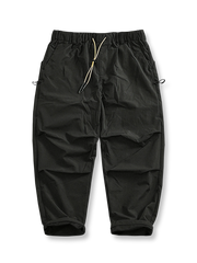 製品画像: 複合素材の加厚デザインが特徴の機能性ワークパンツ正面展示画像、アウトドアと日常使いに最適なアイテム。

詳細画像: ワークパンツのディテールアップ、スポーツジップポケットと膝部の3D立体カットによる最適なフィット感。