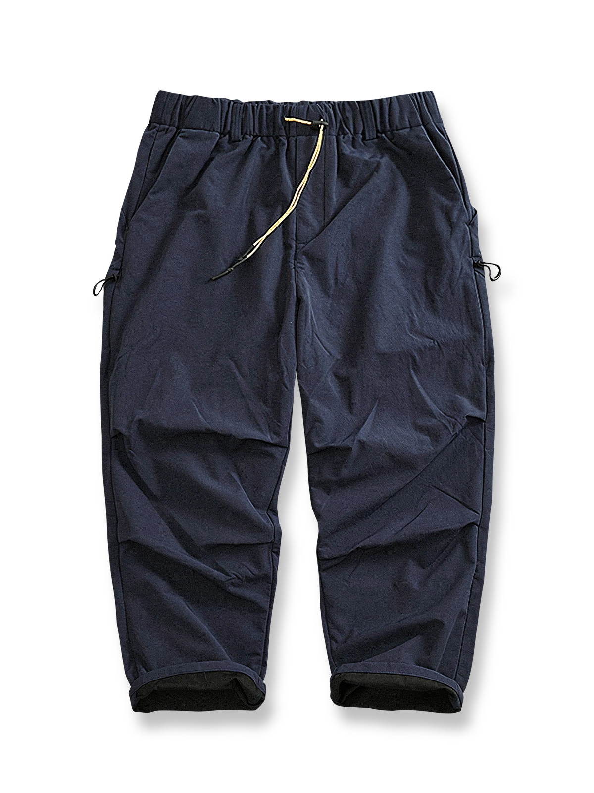 製品画像: 複合素材の加厚デザインが特徴の機能性ワークパンツ正面展示画像、アウトドアと日常使いに最適なアイテム。

詳細画像: ワークパンツのディテールアップ、スポーツジップポケットと膝部の3D立体カットによる最適なフィット感。