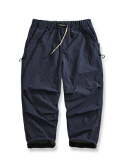 製品画像: 複合素材の加厚デザインが特徴の機能性ワークパンツ正面展示画像、アウトドアと日常使いに最適なアイテム。

詳細画像: ワークパンツのディテールアップ、スポーツジップポケットと膝部の3D立体カットによる最適なフィット感。