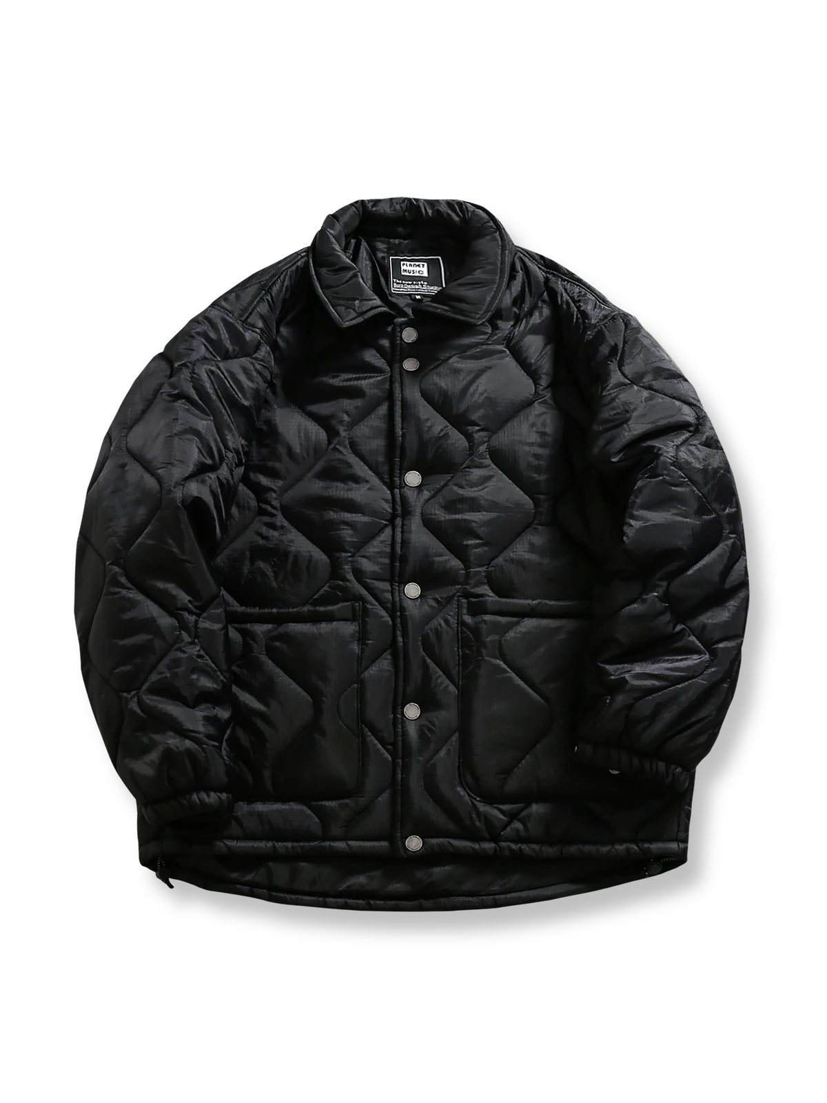 製品画像: 波型キルティングデザインの中綿ジャケット正面展示図、シンプルでスタイリッシュなデザインを強調。

詳細画像: 波型キルティングとダウンライクファイバー充填のディテールクローズアップ、優れた保温性とデザインを強調。