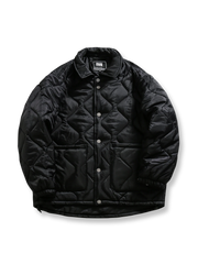 製品画像: 波型キルティングデザインの中綿ジャケット正面展示図、シンプルでスタイリッシュなデザインを強調。

詳細画像: 波型キルティングとダウンライクファイバー充填のディテールクローズアップ、優れた保温性とデザインを強調。