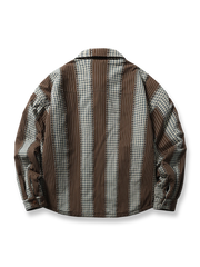 製品画像:
ストライプパッチワーク長袖シャツ、厚手中綿入りデザイン、ヴィンテージワークウェアスタイル、ゆったりシルエット、寒冷な季節に最適な保温性

詳細画像:
ストライプパッチワークのディテール、ヴィンテージ感を引き立てるクラシックなデザイン、中綿入りの裏地で追加の保温性、ゆったりとしたカット