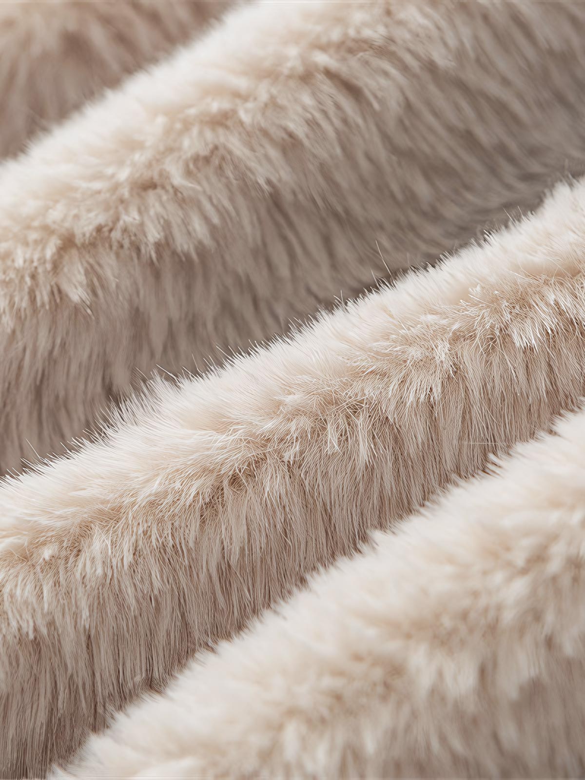 製品画像:
リバーシブルラムスキンフード付き厚手中綿ジャケット、正面展示画像、シンプルなポリエステル外層とラムスキン裏地のリバーシブルデザイン、保温性と耐久性を強調、冬の通勤やアウトドアに最適

詳細画像:
ラムスキン裏地の柔らかな質感とポリエステル外層の防風性を示すディテール画像、調節可能な袖口とフード付きデザインで機能性アップ