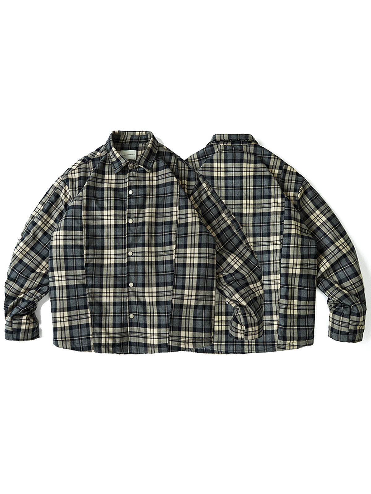 製品画像:
レトロなチェック柄フランネル中綿シャツ、柔らかなフランネル素材と保温性のある中綿裏地、ゆったりシルエットで快適さとスタイルを兼ね備えたデザイン、秋冬のカジュアルシーンに最適

詳細画像:
チェック柄の切り替えとシンプルな襟デザインのディテール、柔らかく快適なフランネル素材と中綿で保温性を提供、リラックスしたカジュアルな雰囲気
