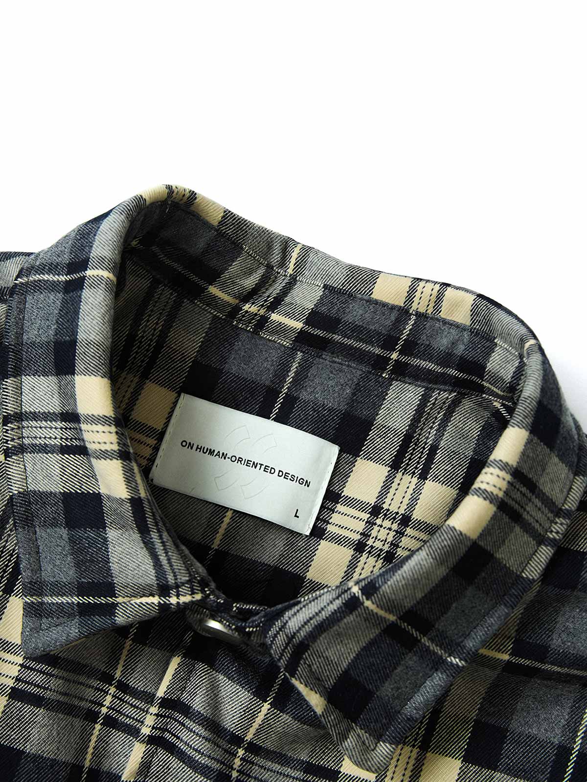 製品画像:
レトロなチェック柄フランネル中綿シャツ、柔らかなフランネル素材と保温性のある中綿裏地、ゆったりシルエットで快適さとスタイルを兼ね備えたデザイン、秋冬のカジュアルシーンに最適

詳細画像:
チェック柄の切り替えとシンプルな襟デザインのディテール、柔らかく快適なフランネル素材と中綿で保温性を提供、リラックスしたカジュアルな雰囲気
