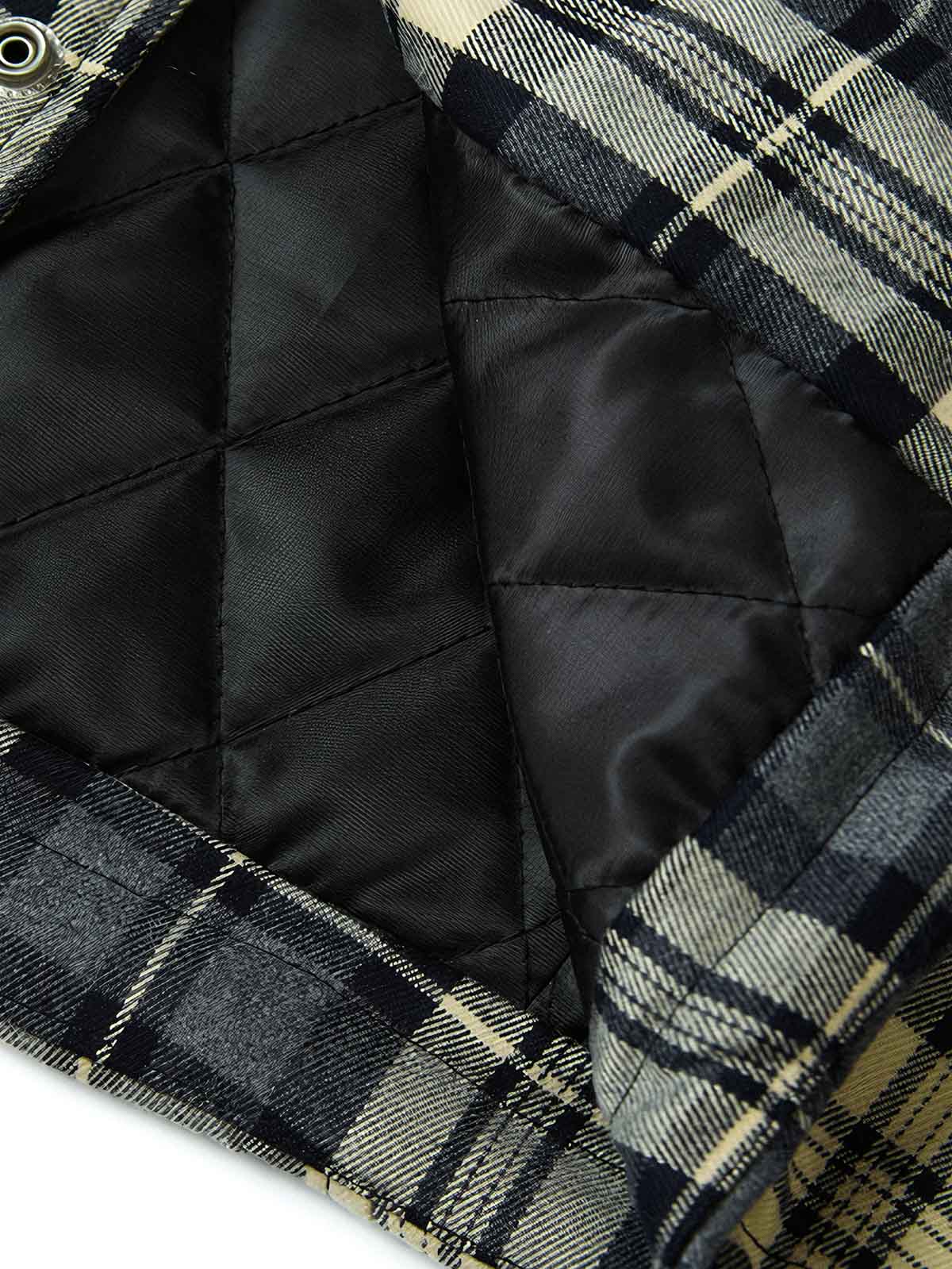 製品画像:
レトロなチェック柄フランネル中綿シャツ、柔らかなフランネル素材と保温性のある中綿裏地、ゆったりシルエットで快適さとスタイルを兼ね備えたデザイン、秋冬のカジュアルシーンに最適

詳細画像:
チェック柄の切り替えとシンプルな襟デザインのディテール、柔らかく快適なフランネル素材と中綿で保温性を提供、リラックスしたカジュアルな雰囲気
