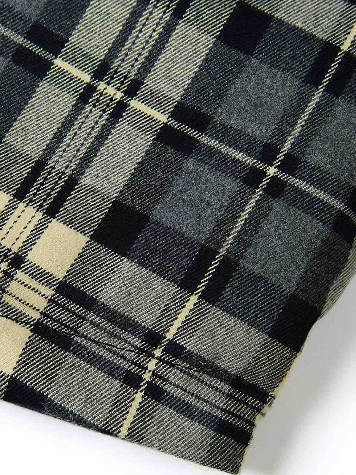 製品画像:
レトロなチェック柄フランネル中綿シャツ、柔らかなフランネル素材と保温性のある中綿裏地、ゆったりシルエットで快適さとスタイルを兼ね備えたデザイン、秋冬のカジュアルシーンに最適

詳細画像:
チェック柄の切り替えとシンプルな襟デザインのディテール、柔らかく快適なフランネル素材と中綿で保温性を提供、リラックスしたカジュアルな雰囲気
