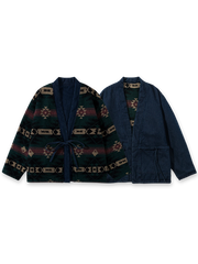 製品画像:
リバーシブル民族風中綿はんてん、民族風プリントウールとシンプルなデニムの裏地、リバーシブルデザインで文化的な魅力と実用性を兼ね備えた冬の必須アイテム

詳細画像:
民族風プリントウール素材のディテール、デニム裏地デザイン、ウエストベルトでシルエット調整可能、ゆったりとしたカットで快適な着心地