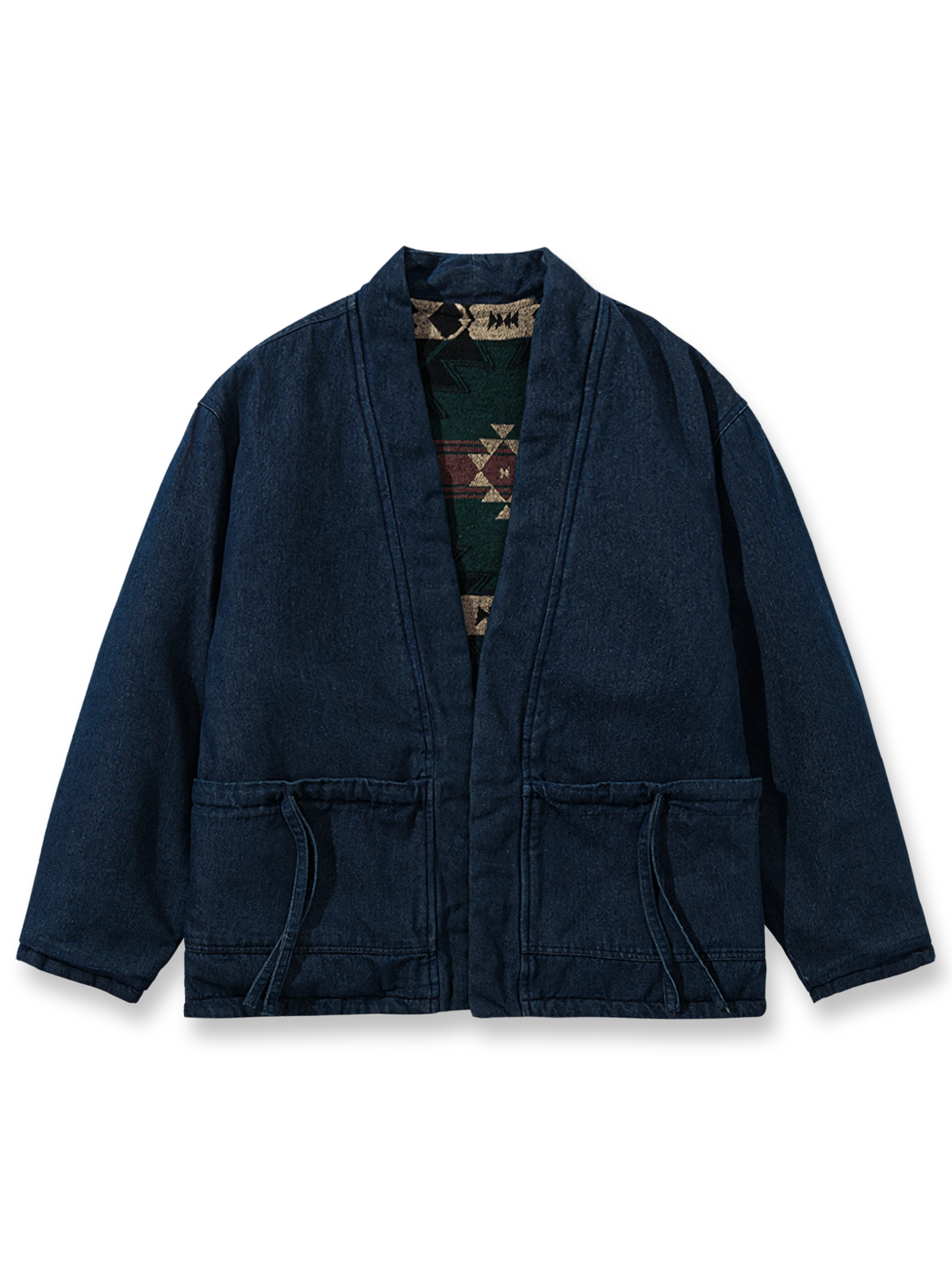 製品画像:
リバーシブル民族風中綿はんてん、民族風プリントウールとシンプルなデニムの裏地、リバーシブルデザインで文化的な魅力と実用性を兼ね備えた冬の必須アイテム

詳細画像:
民族風プリントウール素材のディテール、デニム裏地デザイン、ウエストベルトでシルエット調整可能、ゆったりとしたカットで快適な着心地