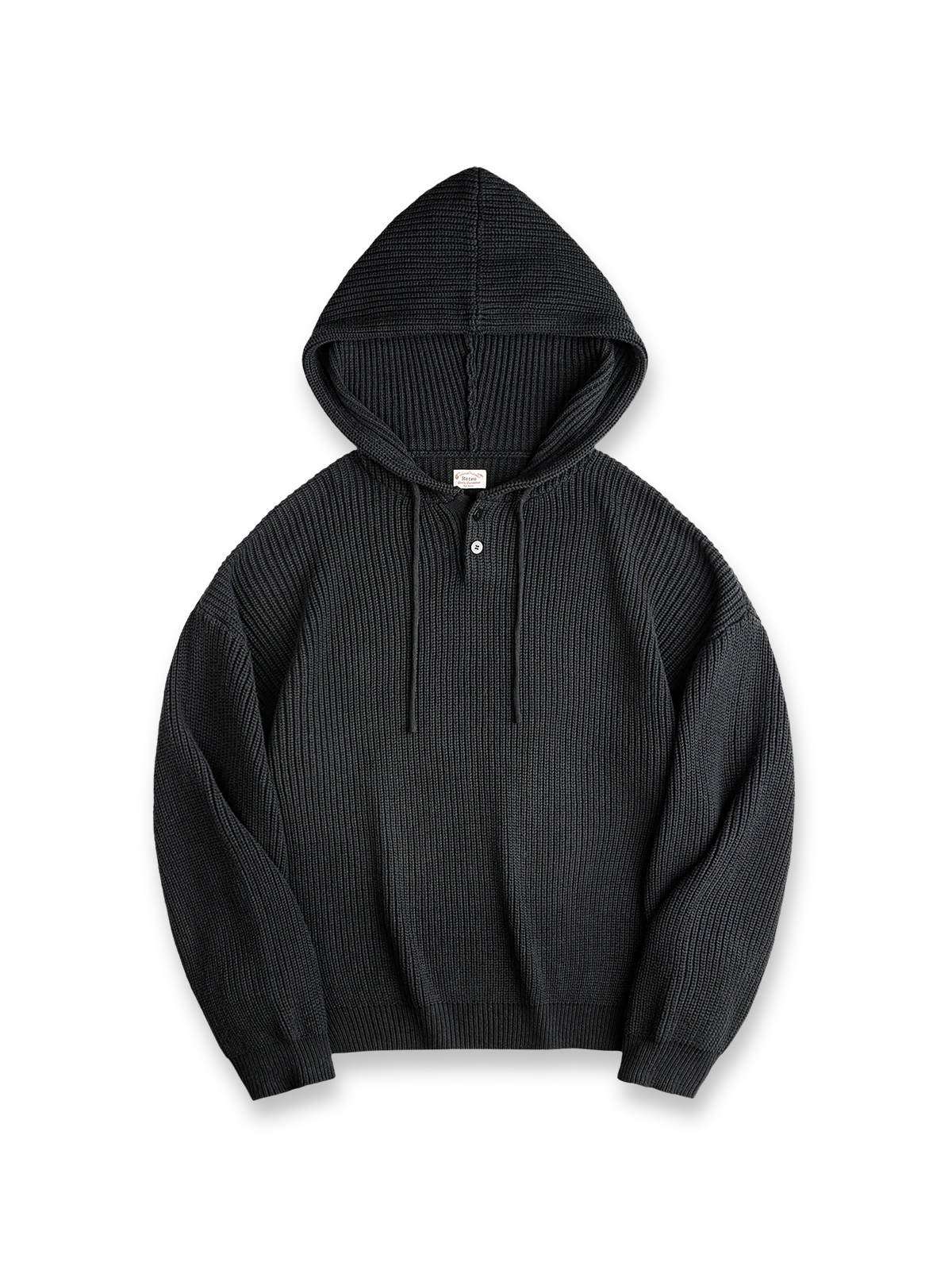 製品画像:
ヘンリーネック縦じまニットパーカー、縦じまのテクスチャーとヘンリーネックY字デザイン、柔らかな肌触りと優れた保温性を兼ね備えたカジュアルでレトロなスタイル

詳細画像:
縦じまのニット素材、ヘンリーネックのY字デザイン、フードとドローコード付き、リブディテールでフィット感強調、胸元のカスタムヴィンテージラベル