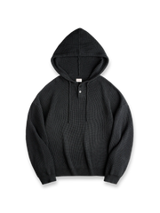 製品画像:
ヘンリーネック縦じまニットパーカー、縦じまのテクスチャーとヘンリーネックY字デザイン、柔らかな肌触りと優れた保温性を兼ね備えたカジュアルでレトロなスタイル

詳細画像:
縦じまのニット素材、ヘンリーネックのY字デザイン、フードとドローコード付き、リブディテールでフィット感強調、胸元のカスタムヴィンテージラベル