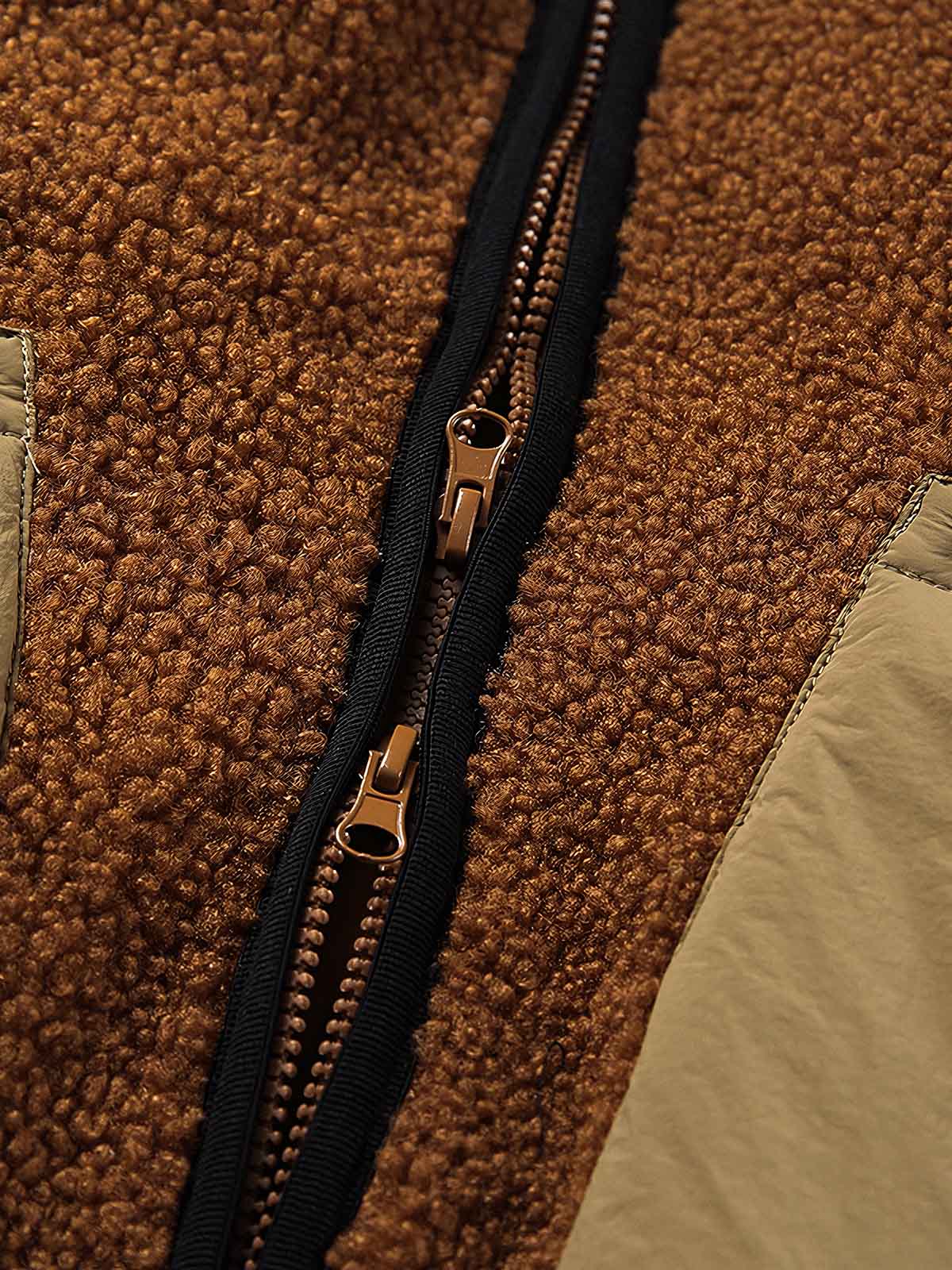 製品画像:
カラーブロックラムスキンダウンジャケット（襟なし）、ラムスキンとダウンの融合、カラーブロックデザインで温かさとスタイリッシュさを提供、冬のコーディネートに最適

詳細画像:
ラムスキン素材の外側、大きなポケットと裾部分に風を防ぐポリエステル、内部90%ダウン充填で軽量かつ暖かさを保持、ドローコードで幅調整可能