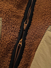 製品画像:
カラーブロックラムスキンダウンジャケット（襟なし）、ラムスキンとダウンの融合、カラーブロックデザインで温かさとスタイリッシュさを提供、冬のコーディネートに最適

詳細画像:
ラムスキン素材の外側、大きなポケットと裾部分に風を防ぐポリエステル、内部90%ダウン充填で軽量かつ暖かさを保持、ドローコードで幅調整可能