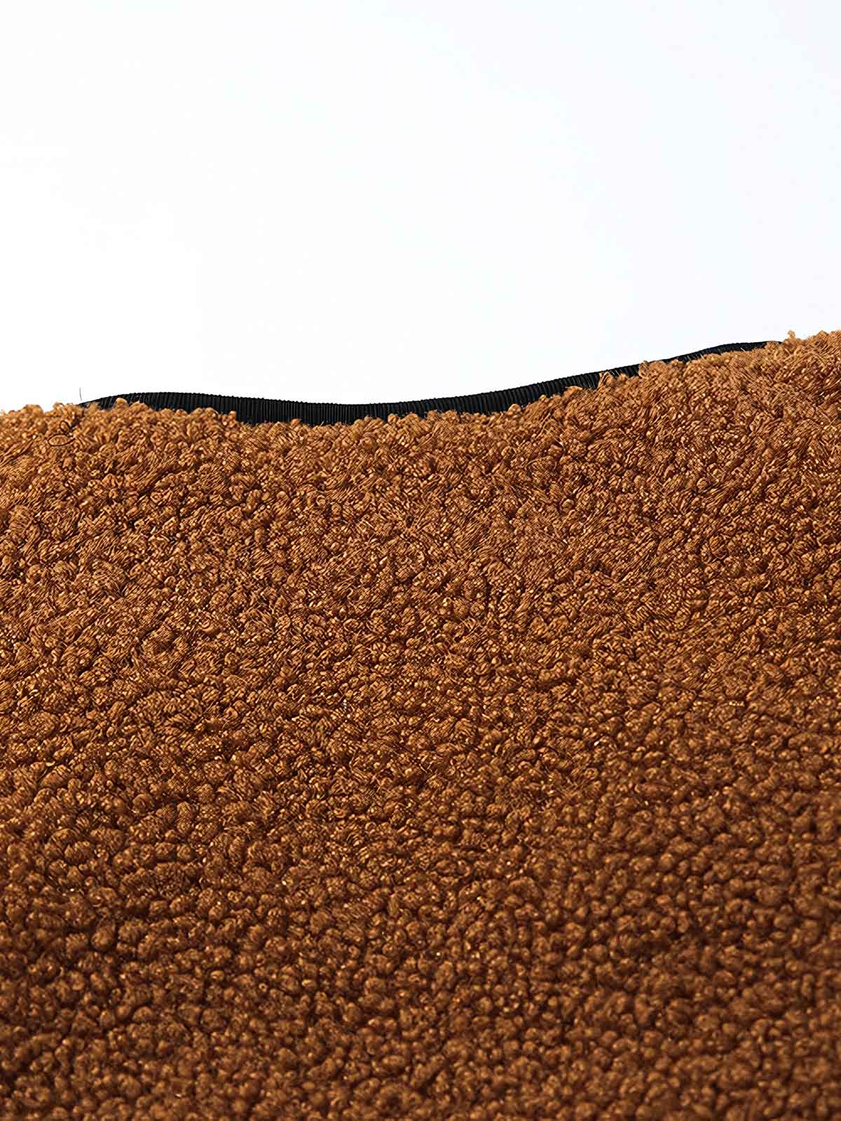 製品画像:
カラーブロックラムスキンダウンジャケット（襟なし）、ラムスキンとダウンの融合、カラーブロックデザインで温かさとスタイリッシュさを提供、冬のコーディネートに最適

詳細画像:
ラムスキン素材の外側、大きなポケットと裾部分に風を防ぐポリエステル、内部90%ダウン充填で軽量かつ暖かさを保持、ドローコードで幅調整可能