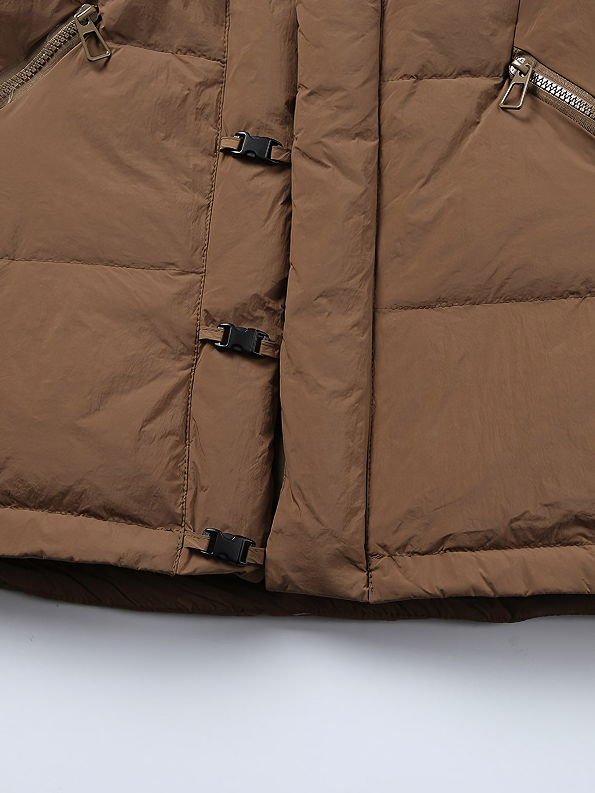 製品画像:
ホワイトダックダウンはんてん、伝統的なはんてんスタイルに高品質なホワイトダックダウン、優れた保温性とレトロなデザインを融合

詳細画像:
90%ホワイトダックダウン充填、100%ポリエステル外側、風を防ぎ水を弾く機能、胸元のヴィンテージ調ボタンとウエストのドローコードでデザインにアクセント