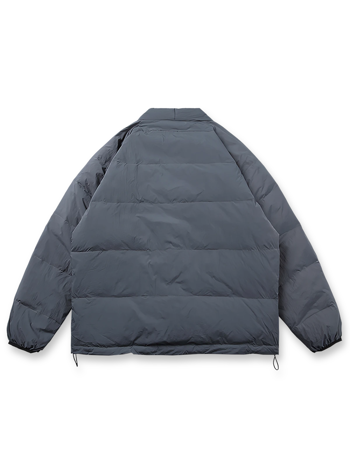 製品画像:
ホワイトダックダウンはんてん、伝統的なはんてんスタイルに高品質なホワイトダックダウン、優れた保温性とレトロなデザインを融合

詳細画像:
90%ホワイトダックダウン充填、100%ポリエステル外側、風を防ぎ水を弾く機能、胸元のヴィンテージ調ボタンとウエストのドローコードでデザインにアクセント