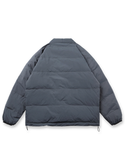 製品画像:
ホワイトダックダウンはんてん、伝統的なはんてんスタイルに高品質なホワイトダックダウン、優れた保温性とレトロなデザインを融合

詳細画像:
90%ホワイトダックダウン充填、100%ポリエステル外側、風を防ぎ水を弾く機能、胸元のヴィンテージ調ボタンとウエストのドローコードでデザインにアクセント