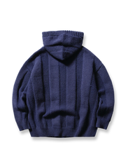 製品画像:
フード付きプルオーバーセーター全体の正面ビュー、ストライプと交差模様が鮮明に映し出され、シンプルでありながら個性的なデザインを強調。フード部分と裾、袖口のディテールが見やすいように撮影。

詳細画像:
胸元と肩部分の精緻な交差模様、フードの編み込みディテールがクローズアップされ、繊細な編み方と生地感がよくわかる画像。