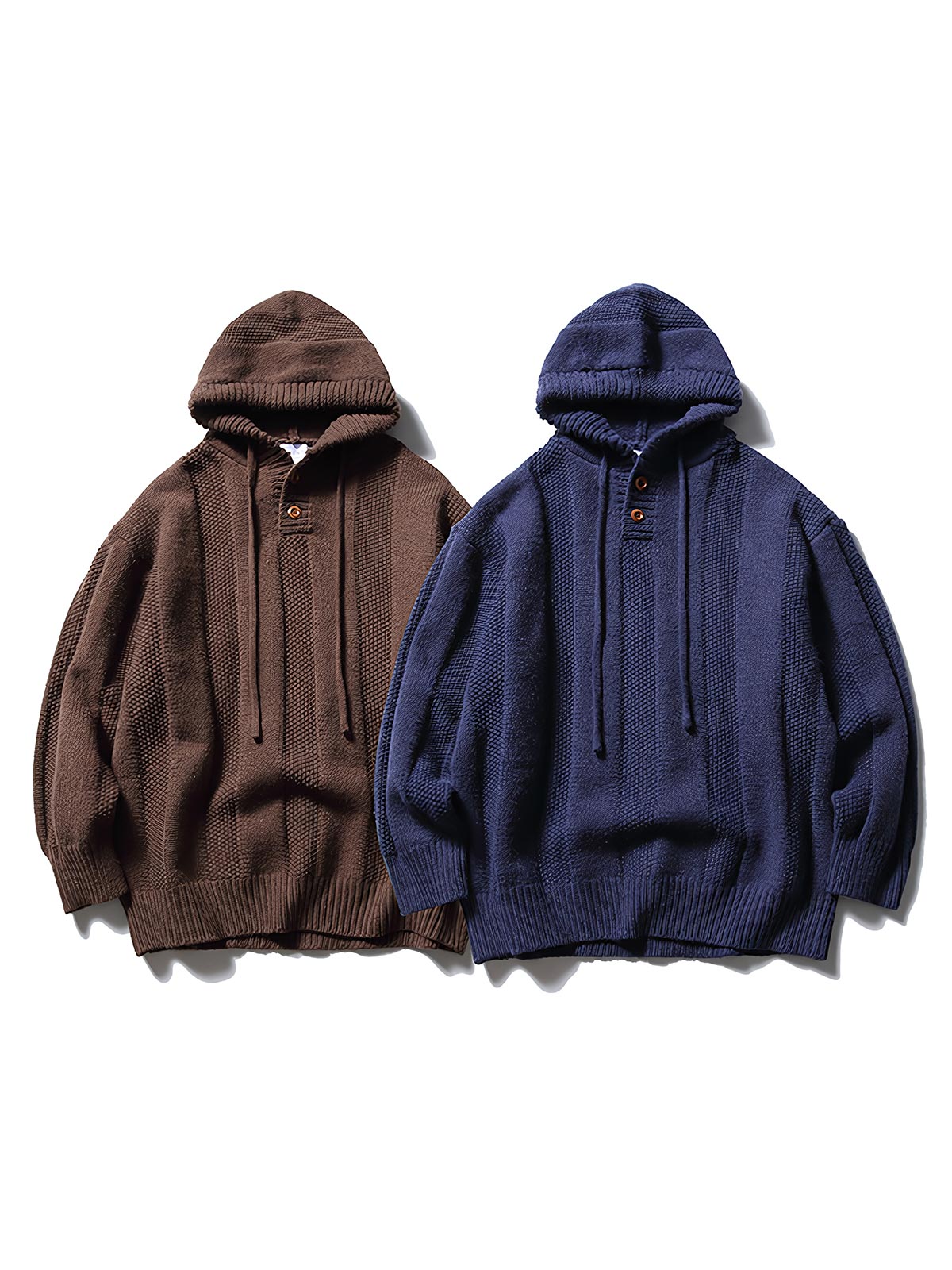 製品画像:
フード付きプルオーバーセーター全体の正面ビュー、ストライプと交差模様が鮮明に映し出され、シンプルでありながら個性的なデザインを強調。フード部分と裾、袖口のディテールが見やすいように撮影。

詳細画像:
胸元と肩部分の精緻な交差模様、フードの編み込みディテールがクローズアップされ、繊細な編み方と生地感がよくわかる画像。