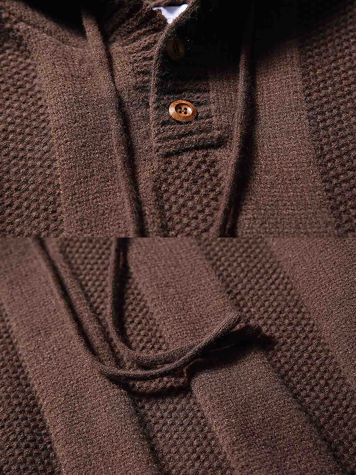 製品画像:
フード付きプルオーバーセーター全体の正面ビュー、ストライプと交差模様が鮮明に映し出され、シンプルでありながら個性的なデザインを強調。フード部分と裾、袖口のディテールが見やすいように撮影。

詳細画像:
胸元と肩部分の精緻な交差模様、フードの編み込みディテールがクローズアップされ、繊細な編み方と生地感がよくわかる画像。