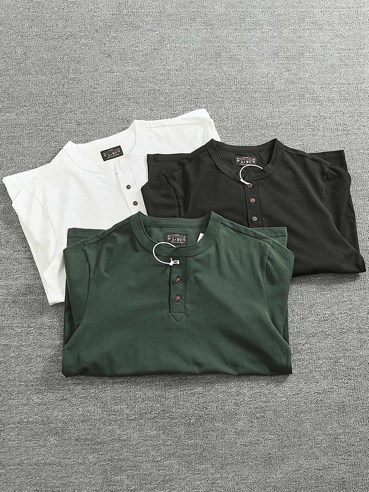 製品画像
「ヘンリーネック 長袖Tシャツ。高密度コットン素材とアメカジ風ウォッシュ加工が特徴で、ヴィンテージ感と耐久性を兼ね備えたシンプルなデザイン」

詳細画像
「ヘンリーネックの金属ボタンとアメカジ風ウォッシュ加工による自然なレトロ感。高密度コットンの厚手生地で、クラシックなディテールが際立つ一枚」