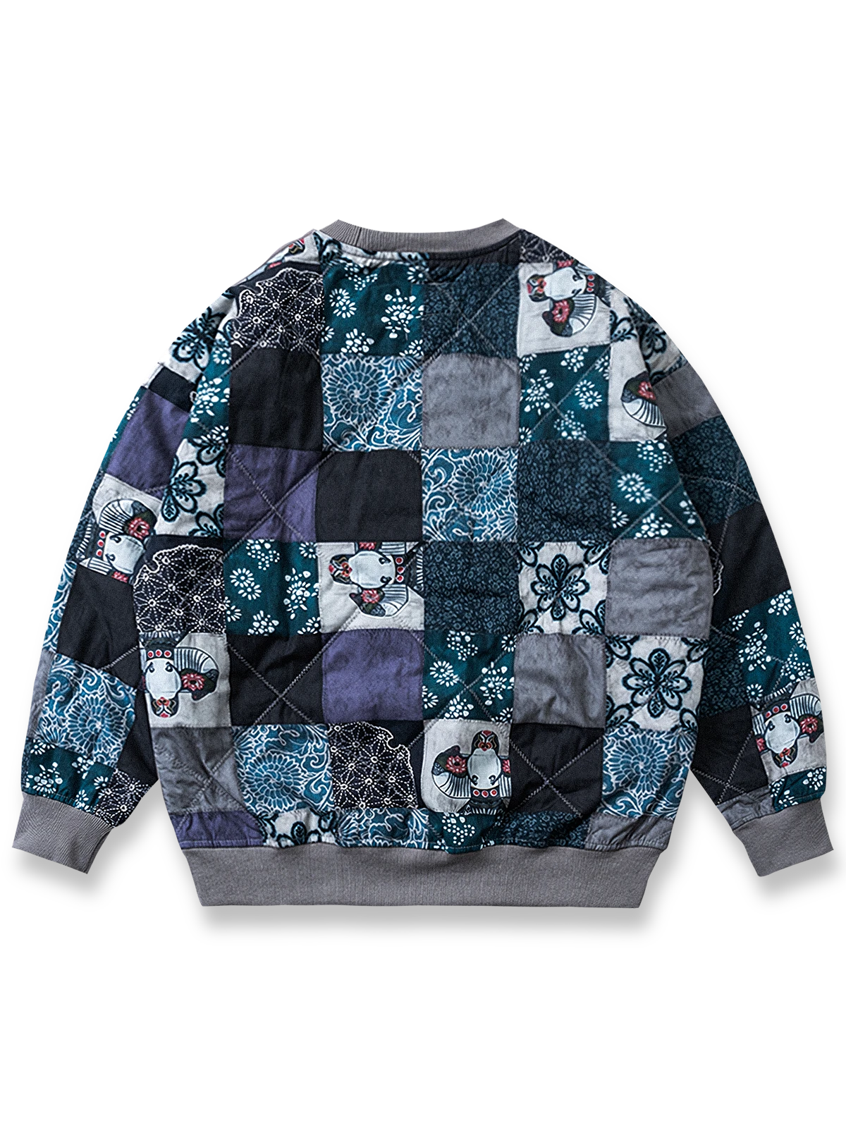 製品画像: 伝統的な民族風の柄と現代的なデザインが融合したユニークなパッチワークスウェット。前後切り替えデザインが特徴で、カジュアルでありながらトレンド感のある一着。

詳細画像: 袖部分の民族風パッチワークと豊かな層感がアクセントとなり、視覚的インパクトを与えるパッチワークスウェット。ゆったりとしたルーズフィットが快適な着心地を提供します。