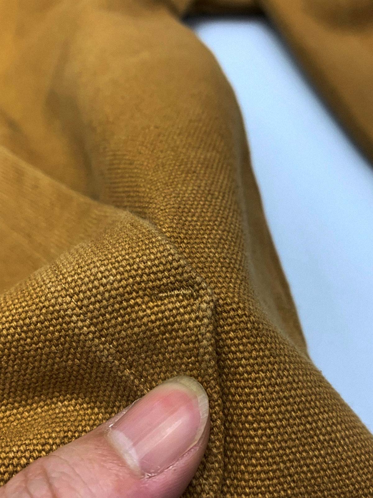 製品画像: 厚手で丈夫な100%コットンキャンバス素材を使用したワークジャケット。ドロップショルダーとルーズフィットデザインが特徴で、実用性とレトロなワークスタイルを演出。

詳細画像: クラシックなダブルパッチポケットデザインが特徴。厚手キャンバス素材で耐久性があり、カジュアルなコーディネートにも最適な一着。