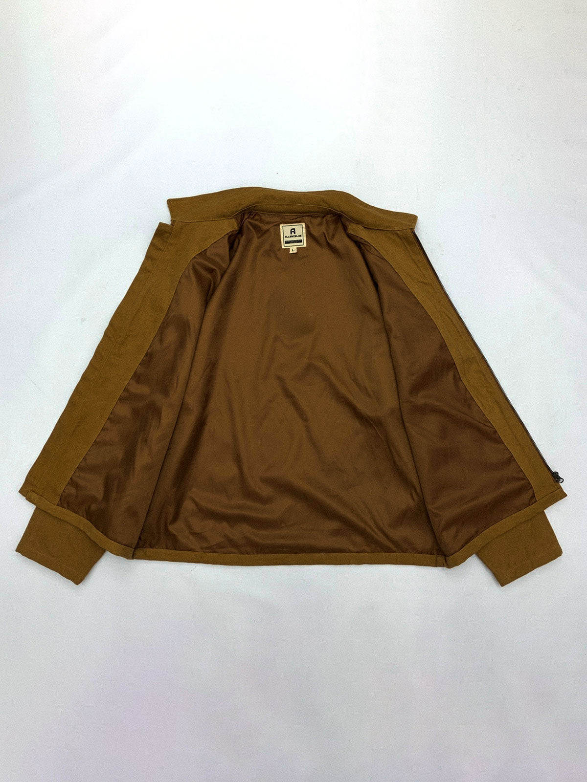 製品画像: 厚手で丈夫な100%コットンキャンバス素材を使用したワークジャケット。ドロップショルダーとルーズフィットデザインが特徴で、実用性とレトロなワークスタイルを演出。

詳細画像: クラシックなダブルパッチポケットデザインが特徴。厚手キャンバス素材で耐久性があり、カジュアルなコーディネートにも最適な一着。