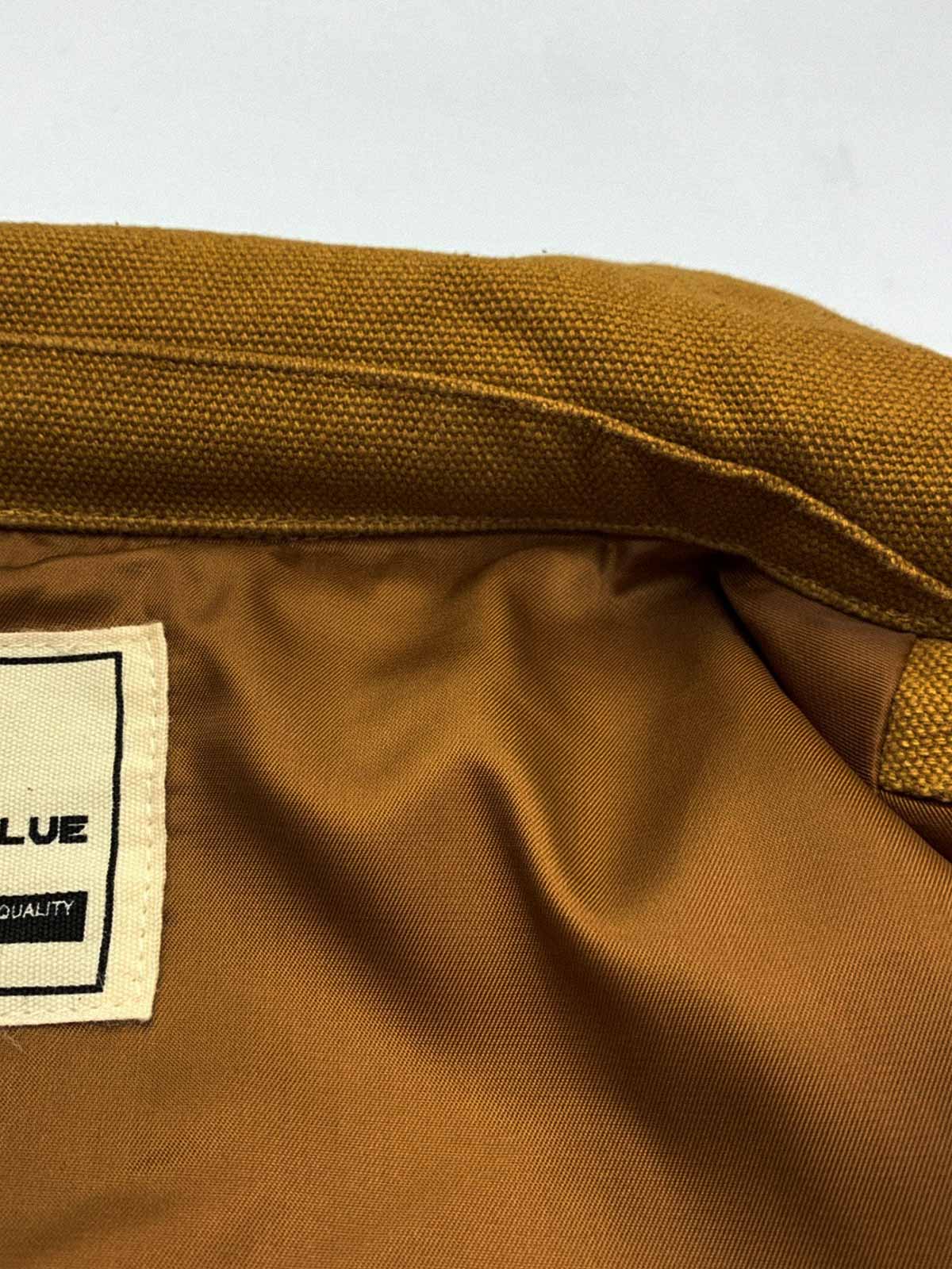 製品画像: 厚手で丈夫な100%コットンキャンバス素材を使用したワークジャケット。ドロップショルダーとルーズフィットデザインが特徴で、実用性とレトロなワークスタイルを演出。

詳細画像: クラシックなダブルパッチポケットデザインが特徴。厚手キャンバス素材で耐久性があり、カジュアルなコーディネートにも最適な一着。