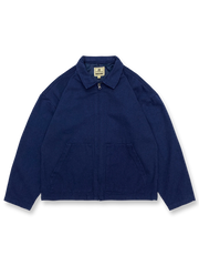 製品画像: 厚手で丈夫な100%コットンキャンバス素材を使用したワークジャケット。ドロップショルダーとルーズフィットデザインが特徴で、実用性とレトロなワークスタイルを演出。

詳細画像: クラシックなダブルパッチポケットデザインが特徴。厚手キャンバス素材で耐久性があり、カジュアルなコーディネートにも最適な一着。