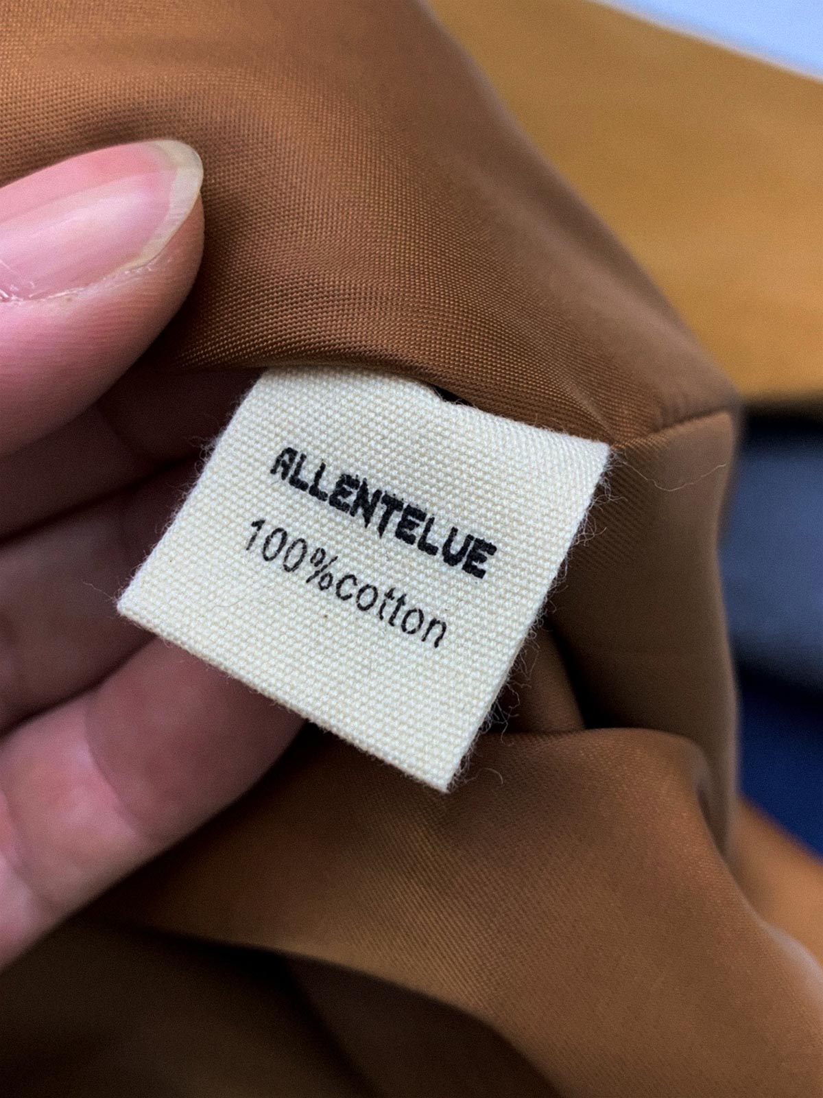 製品画像: 厚手で丈夫な100%コットンキャンバス素材を使用したワークジャケット。ドロップショルダーとルーズフィットデザインが特徴で、実用性とレトロなワークスタイルを演出。

詳細画像: クラシックなダブルパッチポケットデザインが特徴。厚手キャンバス素材で耐久性があり、カジュアルなコーディネートにも最適な一着。