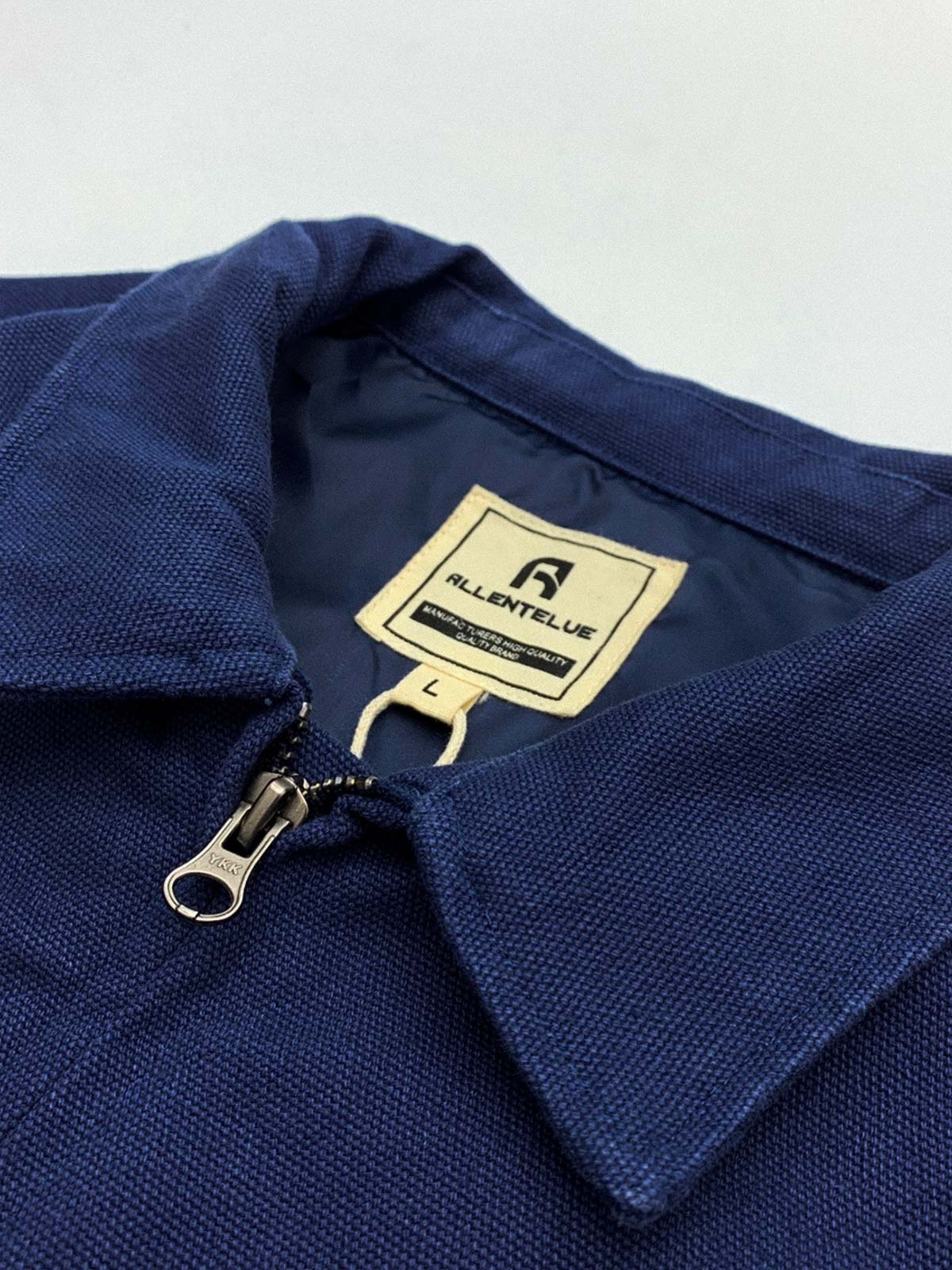 製品画像: 厚手で丈夫な100%コットンキャンバス素材を使用したワークジャケット。ドロップショルダーとルーズフィットデザインが特徴で、実用性とレトロなワークスタイルを演出。

詳細画像: クラシックなダブルパッチポケットデザインが特徴。厚手キャンバス素材で耐久性があり、カジュアルなコーディネートにも最適な一着。