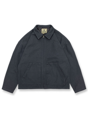 製品画像: 厚手で丈夫な100%コットンキャンバス素材を使用したワークジャケット。ドロップショルダーとルーズフィットデザインが特徴で、実用性とレトロなワークスタイルを演出。

詳細画像: クラシックなダブルパッチポケットデザインが特徴。厚手キャンバス素材で耐久性があり、カジュアルなコーディネートにも最適な一着。