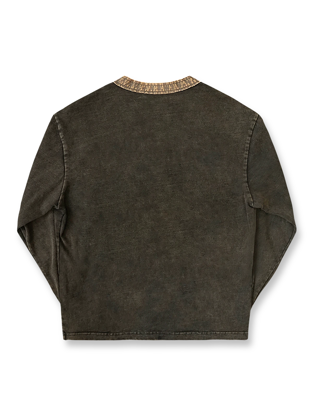 製品画像: ハードウォッシュ加工でヴィンテージ感を演出した植物染めのヘンリーネック長袖Tシャツ。コントラストカラーのフリンジデザインがアクセントとなり、独特な質感を演出。

詳細画像: 厚手で耐久性のある300gダブル糸コーマコットンニットを使用。植物染めによる色合いとフリンジデザインがヴィンテージ感を高める。