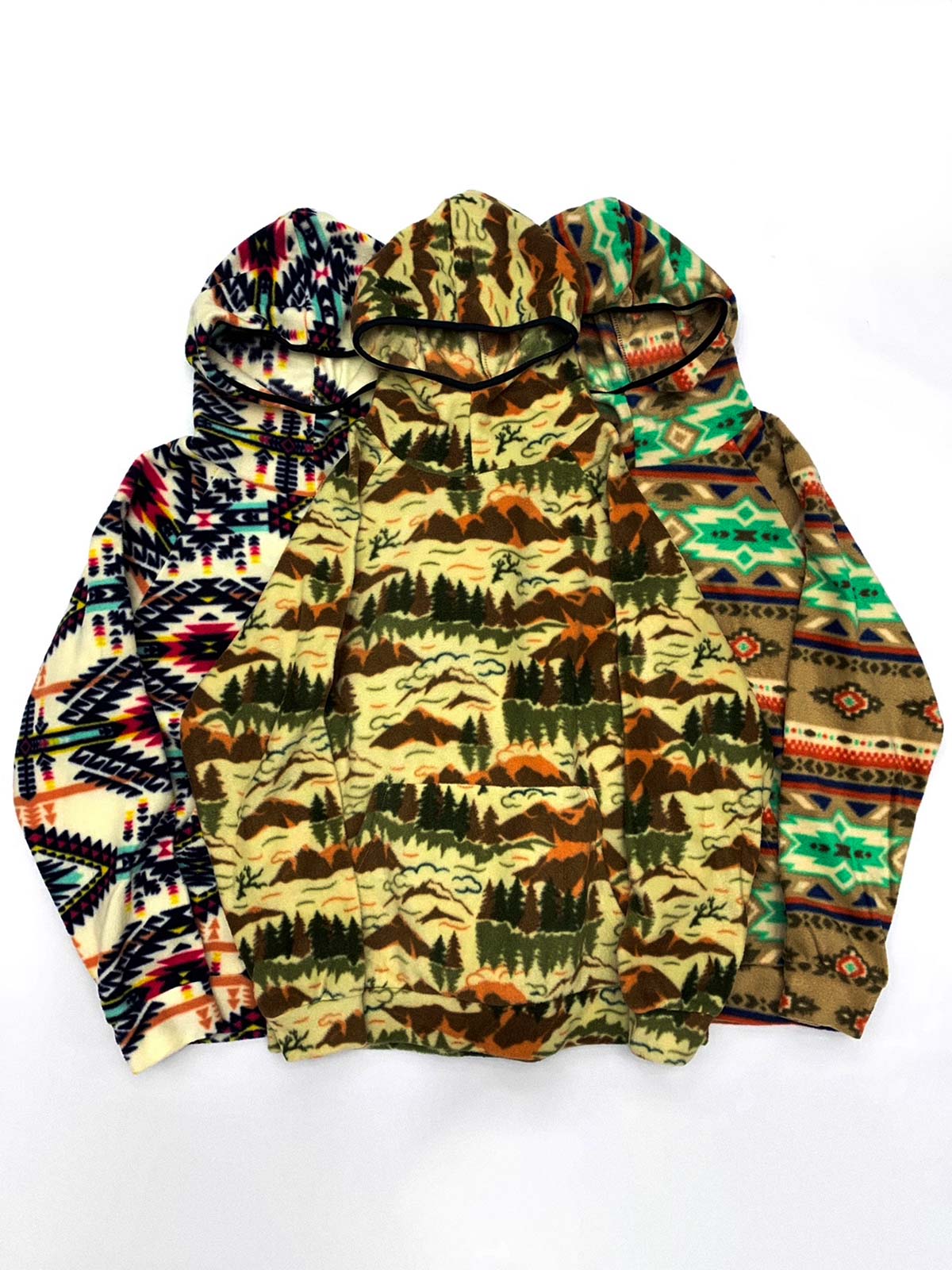 製品画像: 民族風花柄デザインのフリースフード付きパーカー。柔らかく保温性に優れた生地が秋冬にぴったり。ゆったりとしたシルエットで快適な着心地。

詳細画像: 中厚のポリエステル素材を使用し、防風性と保温性を兼ね備えたフリースパーカー。レトロな民族風デザインとフード付きの実用性を提供。