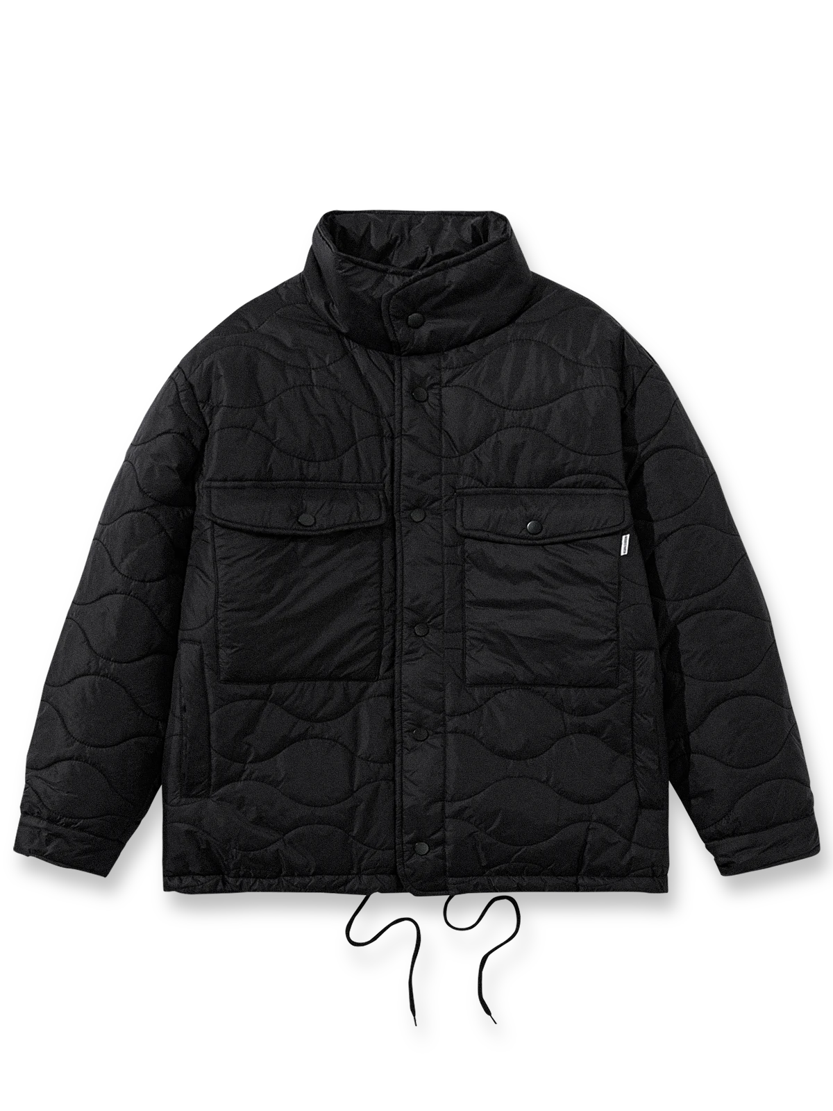 製品画像: キルティングデザインの中綿ジャケット、クラシックなブラックとミリタリーグリーンの配色。多ポケットとスタンドカラーで、実用性と保温性を強化。

詳細画像: 100%ナイロン素材の軽量で耐摩耗性のあるジャケット。寒冷地にも適応し、風を防ぐスタンドカラーと多機能ポケットで便利さを提供。