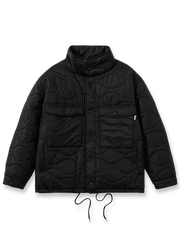 製品画像: キルティングデザインの中綿ジャケット、クラシックなブラックとミリタリーグリーンの配色。多ポケットとスタンドカラーで、実用性と保温性を強化。

詳細画像: 100%ナイロン素材の軽量で耐摩耗性のあるジャケット。寒冷地にも適応し、風を防ぐスタンドカラーと多機能ポケットで便利さを提供。