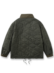 製品画像: キルティングデザインの中綿ジャケット、クラシックなブラックとミリタリーグリーンの配色。多ポケットとスタンドカラーで、実用性と保温性を強化。

詳細画像: 100%ナイロン素材の軽量で耐摩耗性のあるジャケット。寒冷地にも適応し、風を防ぐスタンドカラーと多機能ポケットで便利さを提供。