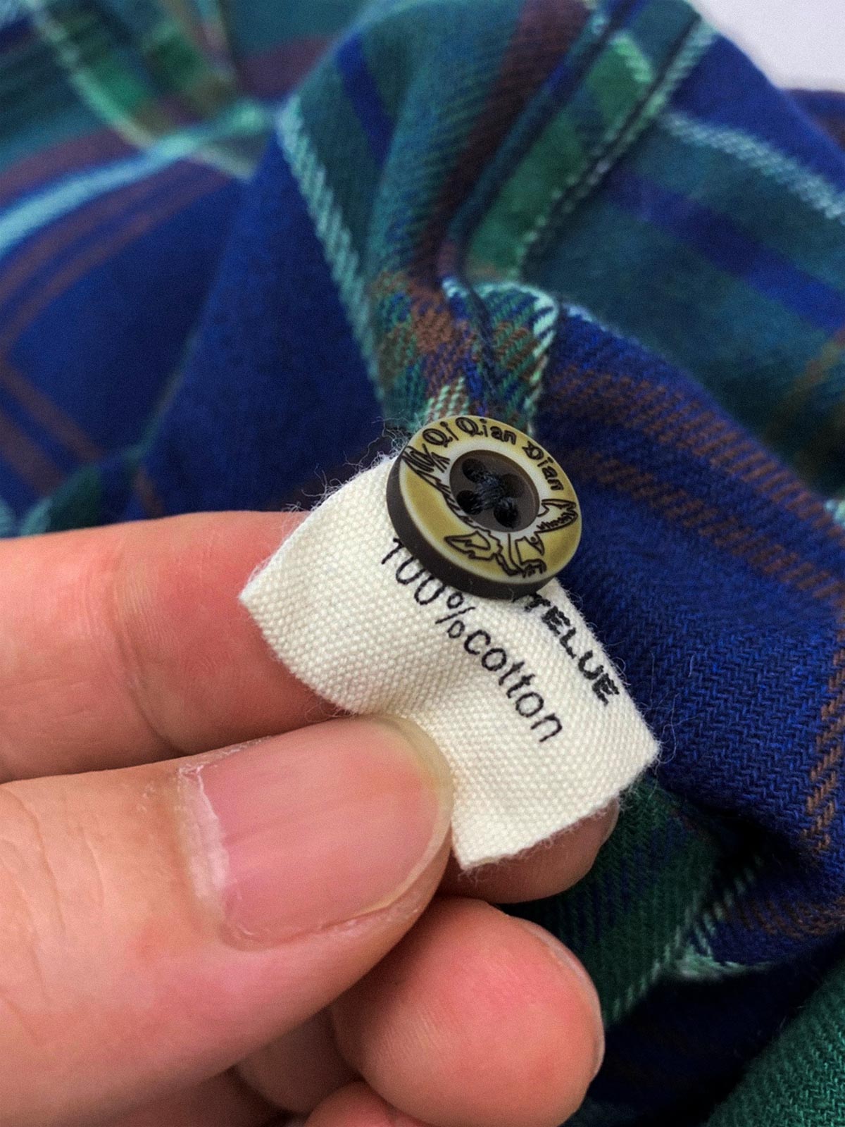 製品画像: 100%コットンツイル起毛素材のヴィンテージ風イギリス風チェック柄シャツ。秋冬に最適な柔らかな肌触りと優れた保温性。

詳細画像: ゆったりとしたシルエットのチェック柄シャツ。デニムやカジュアルパンツとの相性が良く、重ね着にも最適。