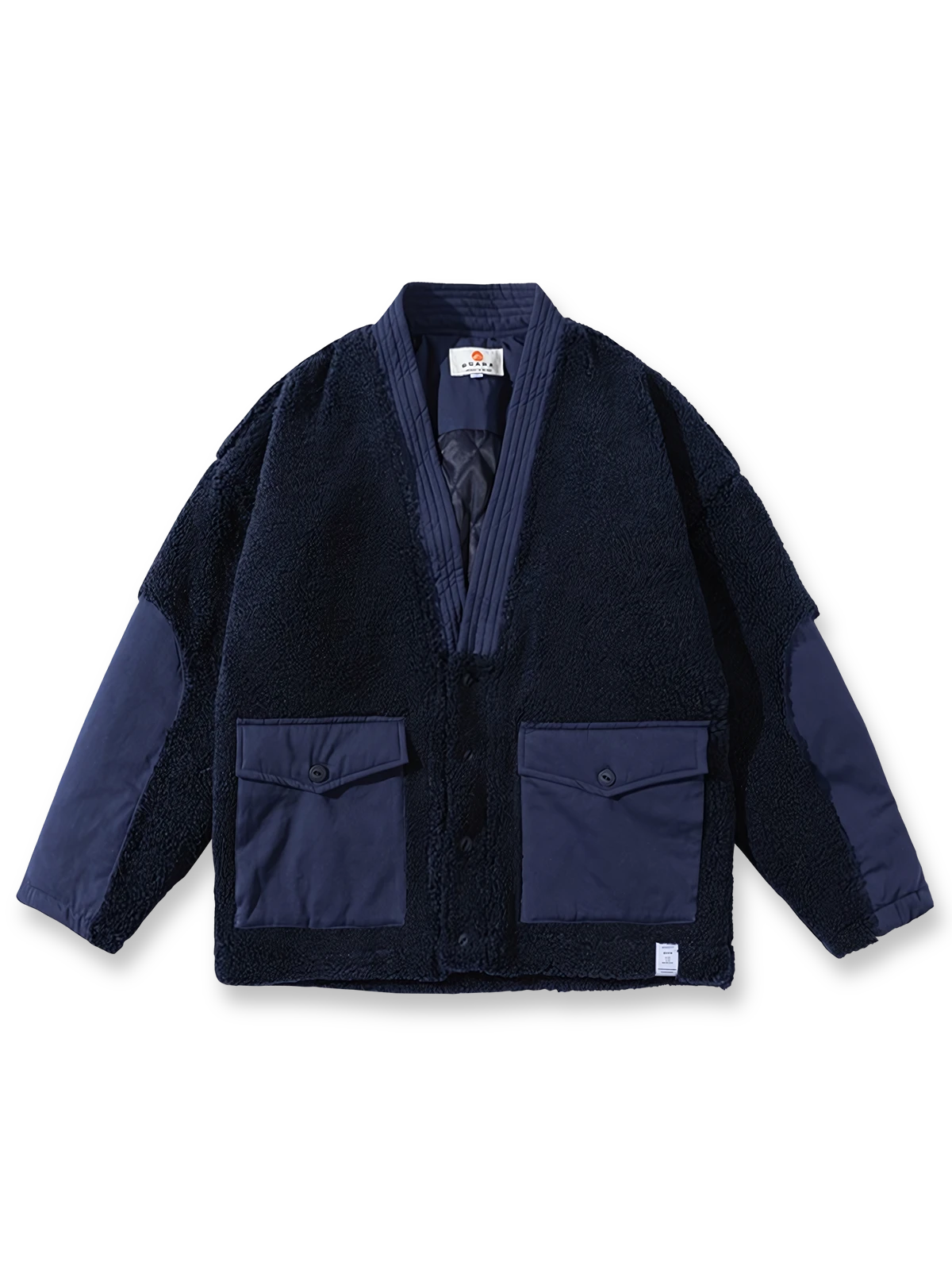 製品画像: Vネックデザインとフリースパッチワークを組み合わせた、ヴィンテージとモダンが融合した中綿ジャケット。抜群の保温性を提供。

詳細画像: はんてん風のデザインが特徴的で、ゆったりとしたシルエット。大容量ポケットとフリース素材で機能性も重視。