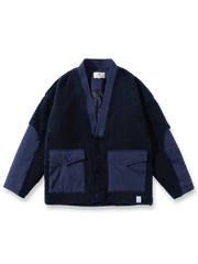 製品画像: Vネックデザインとフリースパッチワークを組み合わせた、ヴィンテージとモダンが融合した中綿ジャケット。抜群の保温性を提供。

詳細画像: はんてん風のデザインが特徴的で、ゆったりとしたシルエット。大容量ポケットとフリース素材で機能性も重視。