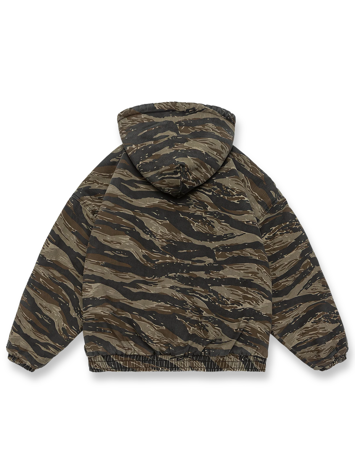 製品画像: カモフラージュ柄デザインのフード付き中綿ジャケット、シープスキン裏地で保温性を実現したシティスタイルのジャケット。
詳細画像: ミリタリーテイストとシティスタイルを融合したカモフラージュ柄の中綿ジャケット、シープスキン裏地、ジッパーポケット付き。