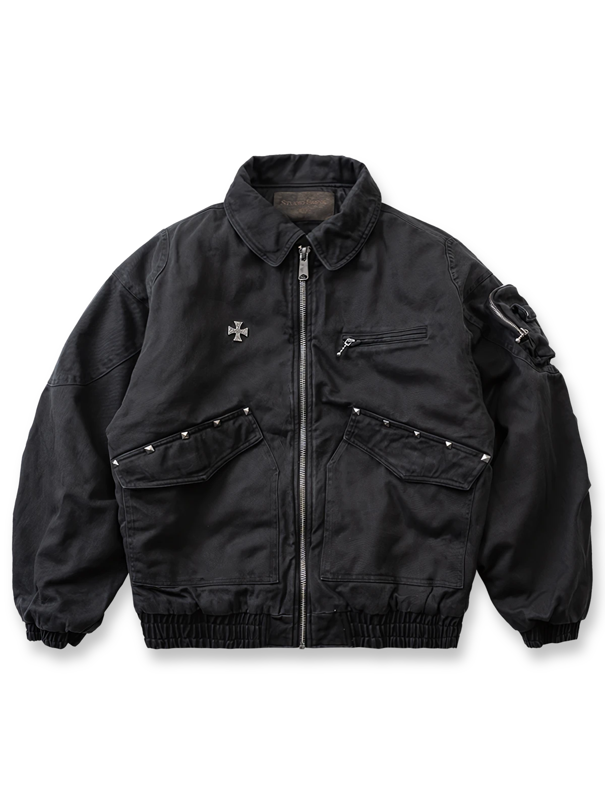 製品画像: カモフラ柄MA-1フライトジャケット、ヴィンテージ加工が施された深灰色のカモフラ柄デザイン、ストリートスタイルと保温性を兼ね備えた秋冬必須アイテム。
詳細画像: 収納力を高める多機能ジッパーポケットとワークディテール、MA-1特有のクラシックなシルエットとドロップショルダーデザインが特徴。