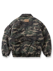 製品画像: カモフラ柄MA-1フライトジャケット、ヴィンテージ加工が施された深灰色のカモフラ柄デザイン、ストリートスタイルと保温性を兼ね備えた秋冬必須アイテム。
詳細画像: 収納力を高める多機能ジッパーポケットとワークディテール、MA-1特有のクラシックなシルエットとドロップショルダーデザインが特徴。