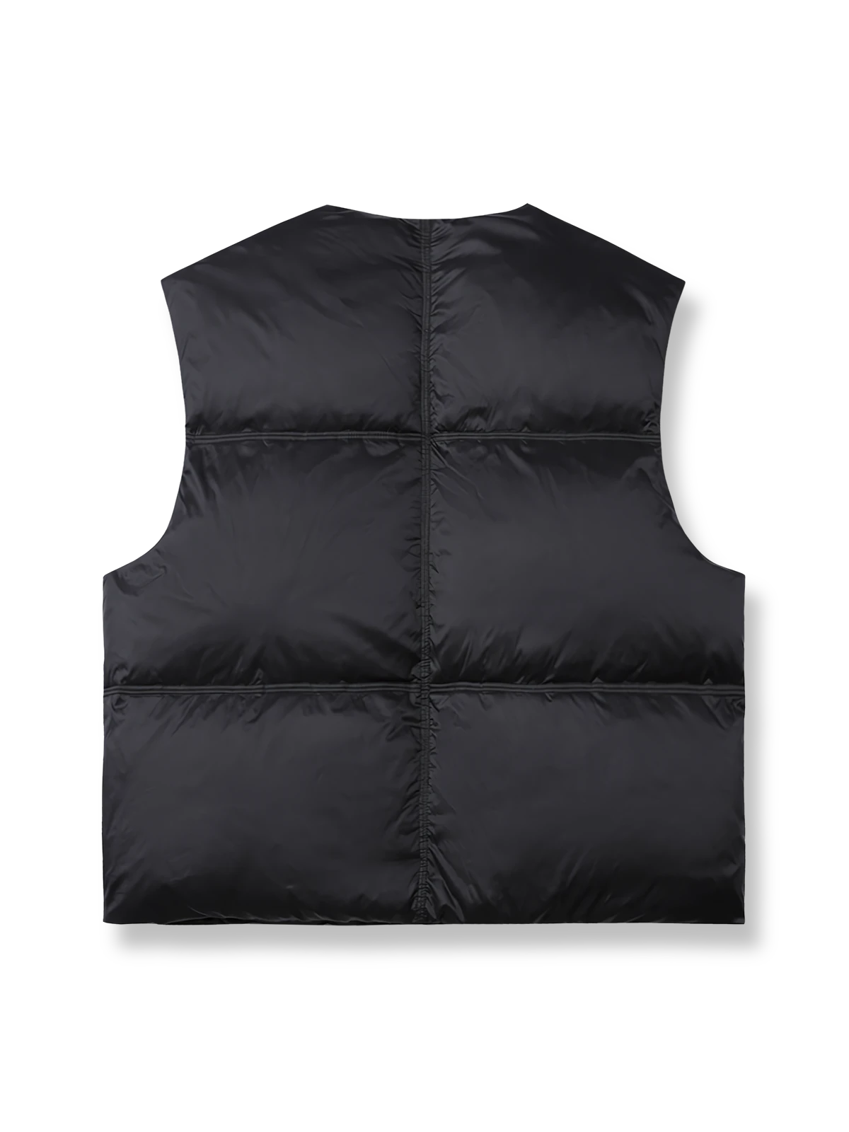 製品画像
シンプルなデザインと実用的な機能を兼ね備えたショート丈Vネック中綿ベスト。ゆったりとしたシルエットでレイヤードスタイルが楽しめ、冬の暖かさを提供。大容量のポケットと調整可能なドローストリングが実用性を高めます。

詳細画像
Vネックデザインで首周りの動きを制限せず、快適な着心地を実現。大容量のポケットで日常的な収納が可能、裾のドローストリングでフィット感を調整できます。シンプルなラインと現代的なデザインが魅力。
