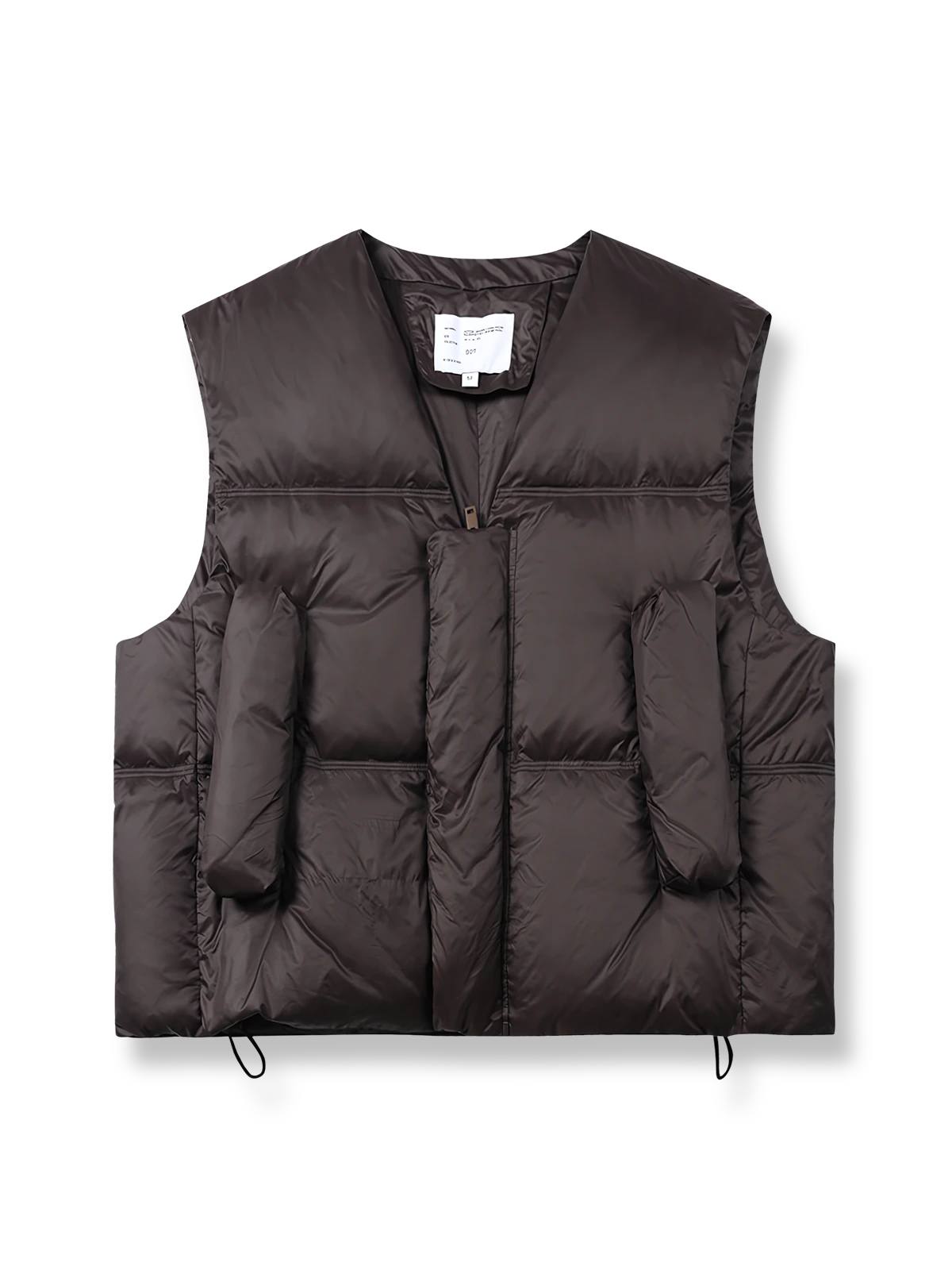 製品画像
シンプルなデザインと実用的な機能を兼ね備えたショート丈Vネック中綿ベスト。ゆったりとしたシルエットでレイヤードスタイルが楽しめ、冬の暖かさを提供。大容量のポケットと調整可能なドローストリングが実用性を高めます。

詳細画像
Vネックデザインで首周りの動きを制限せず、快適な着心地を実現。大容量のポケットで日常的な収納が可能、裾のドローストリングでフィット感を調整できます。シンプルなラインと現代的なデザインが魅力。
