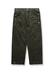 製品画像
デコンストラクションのパッチワークデザインが特徴のワイドフィットカーゴパンツ。ウォッシュ加工によるヴィンテージ感と自然な風合いが、快適さと機能性を両立したユニークなスタイルを提供。

詳細画像
ウエスト部分にはベルトバックルとゴムを組み合わせ、自由度と快適さを向上。裾はボタンで調整可能で、異なる着用ニーズに合わせて幅を自由に変更できます。デコンストラクションデザインが、個性的なヴィンテージ感を演出。