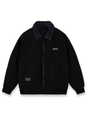 製品画像: デニムパッチワーク レイヤード 中綿ジャケットの全体展示画像。デニムパッチワークデザインがアクセントとなり、襟元の重ね着風スタイルが立体感を演出。グレー、ブラック、アーミーグリーンの3色展開が特徴。
詳細画像: デニムパッチワークの襟元とキルティング仕様の内側をクローズアップした画像。保温性とファッション性を高めるディテールで、素材の耐久性と速乾性が際立つ。