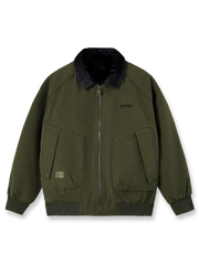 製品画像: デニムパッチワーク レイヤード 中綿ジャケットの全体展示画像。デニムパッチワークデザインがアクセントとなり、襟元の重ね着風スタイルが立体感を演出。グレー、ブラック、アーミーグリーンの3色展開が特徴。
詳細画像: デニムパッチワークの襟元とキルティング仕様の内側をクローズアップした画像。保温性とファッション性を高めるディテールで、素材の耐久性と速乾性が際立つ。